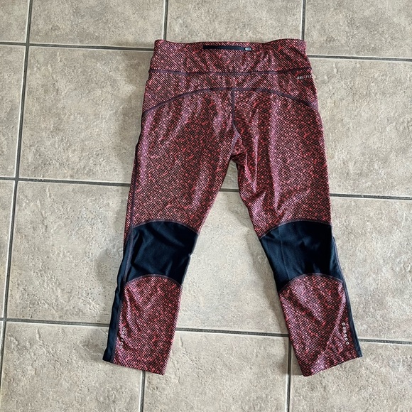 Nike Medium Cropped Dri Fit Red Black Workout Leggings Pants Athleisure Gym Yoga - Picture 5 of 10